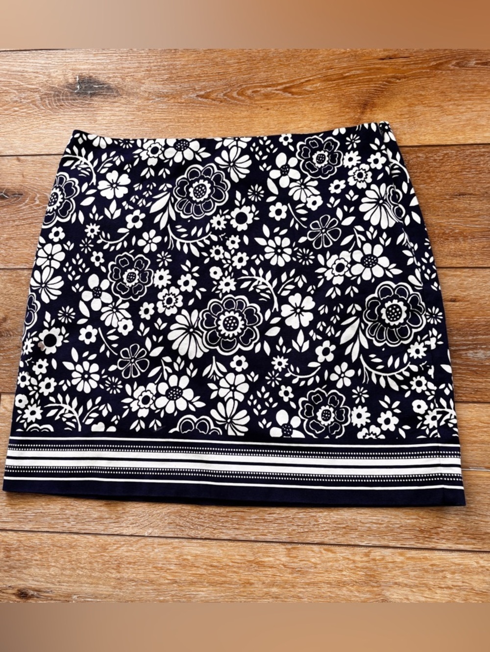 Talbots Size 16p Mini Skirt Comfort Stretch Navy and White Floral Print Preppy - Picture 9 of 10